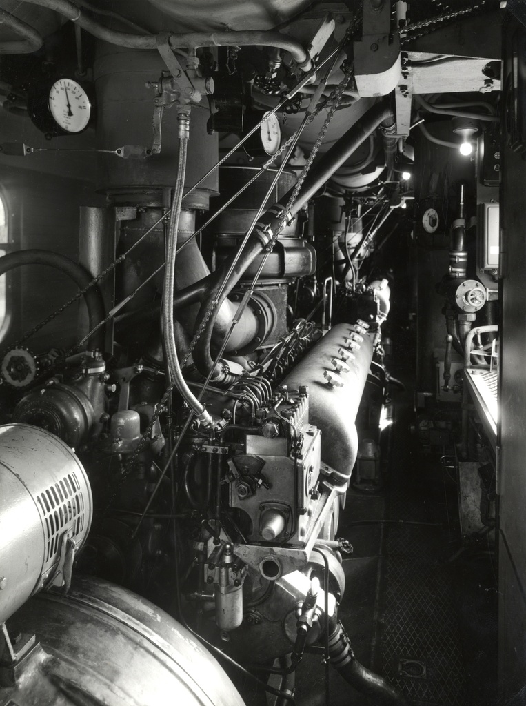 Interieur van een diesel-electrisch treinstel DE 5 (serie 51-68) van de N.S.: machinekamer met Maybach-motoren in het mD-rijtuig.