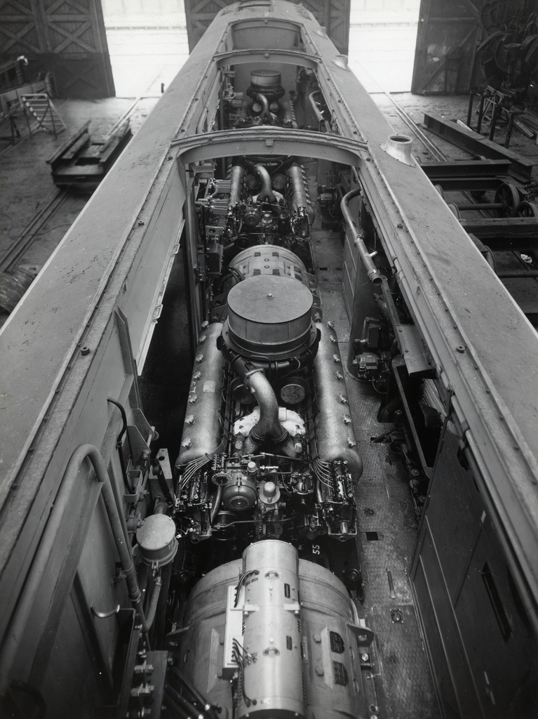 Interieur van een in aanbouw zijnd mD-rijtuig van een diesel-electrisch treinstel DE 5 (serie 51-68) van de N.S. bij Werkspoor te Zuilen: machinekamer met de Maybach-motoren.