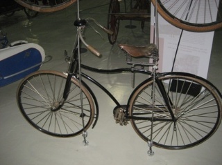 Cykel (Rover, nav mrk. Adler) - Herrecykel af mærker Rover, fremstillet hos Adler i Tyskland i 1890.
Med massive dæk, med fodhvilere og uden friløb og med blokkæde,
krankkædestrammer og forhjulsbremse.
Nav mrk.: Adler / Stelnr.: 8105 - Kulturstyrelsen