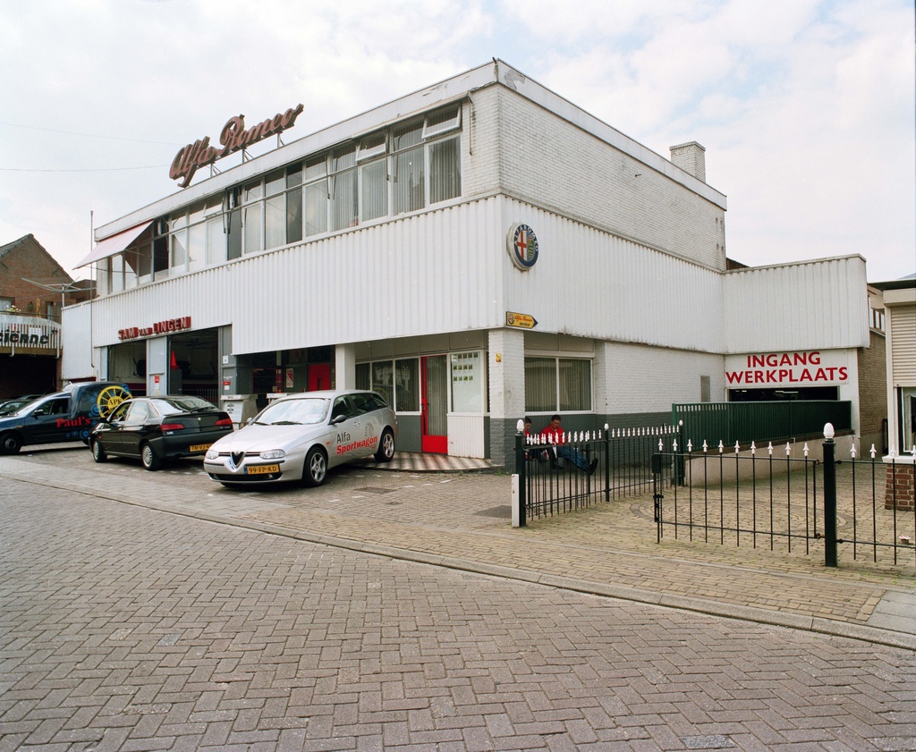 Gezicht op de voor- en zijgevel van de Alfa Romeo-garage Sam van Lingen (Herenweg 5) te Houten.