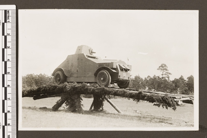 Soomusauto Arsenal Crossley 150 balansseerib liikuval sillal