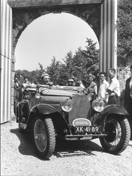 2633, Maastricht. Cannerweg 800. Autorally "Bugatti club Nederland". Ontvangst op "kasteel Neercanne". Nederlandse deelnemer rijdt het kasteelplein op.