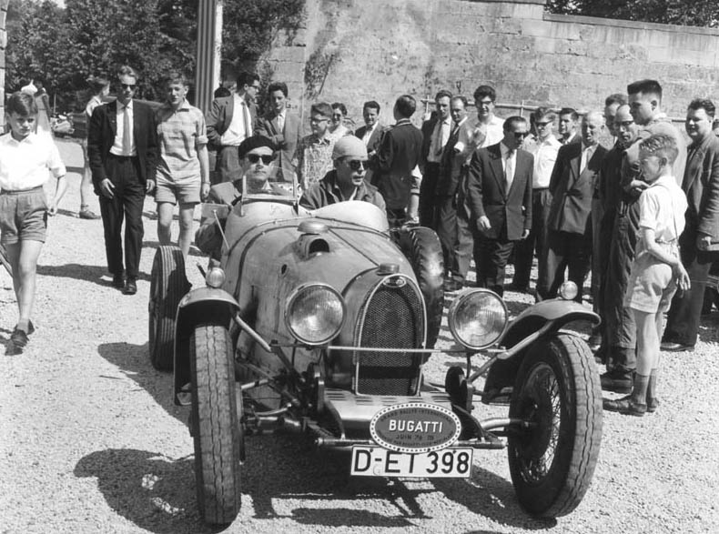 2634, Maastricht. Cannerweg 800. Autorally "Bugatti club Nederland". Ontvangst op "kasteel Neercanne". Duitse deelnemer rijdt het kasteelplein op.