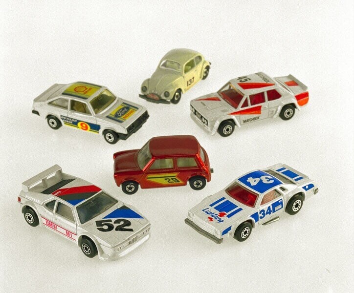 Modelauto van het merk "Matchbox", modelnummer MB34f: personenwagen (Chery), kleur: wit+blauw met logo: rallynr. "34" en "Lightning".