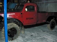 Lastbil "Dodge" SFGHH - Dodge indregistreret førte gangm 20.9. 1949 , benzindrevet. Rødlakeret åben lastbil til godsbefordring, har været anvendt hos SFGHH. Godkendelse afvist 11 juni 1982, pladerne fjernet. Overdraget til Elmuseet.