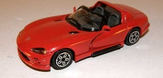 Bil, Dodge - Rød metal modelbil, model Dodge cabriolet.
Bunden og hjulene er lavet af sort plastik. 
Forruden er lavet af gennemsigtigt plastik med sort plastikramme.
På motorhjelmen er der indsat to trekantede plastikfyldninger.
Sæderne er lavet af gråt plastik.
Bunden er præget med: "Bburago. Viper RT/10 Dodge. 1/43. made in Italy".