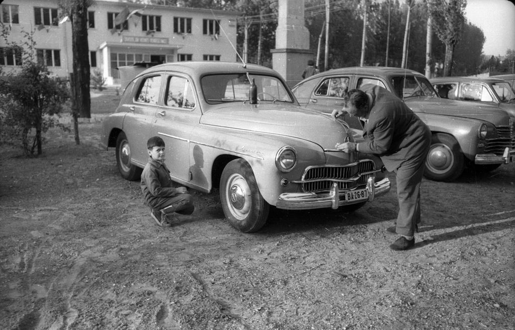 A picture from the photo collection of photographer Sándor Bauer who was the photo reporter of the Hungarian Film Office (belonged to MTI) as of 1946, and the employee of magazine Vendéglátás as of 1957. His legacy is about 20 thousand photos, mainly in negative. - A man is cleaning a Warsawa car.