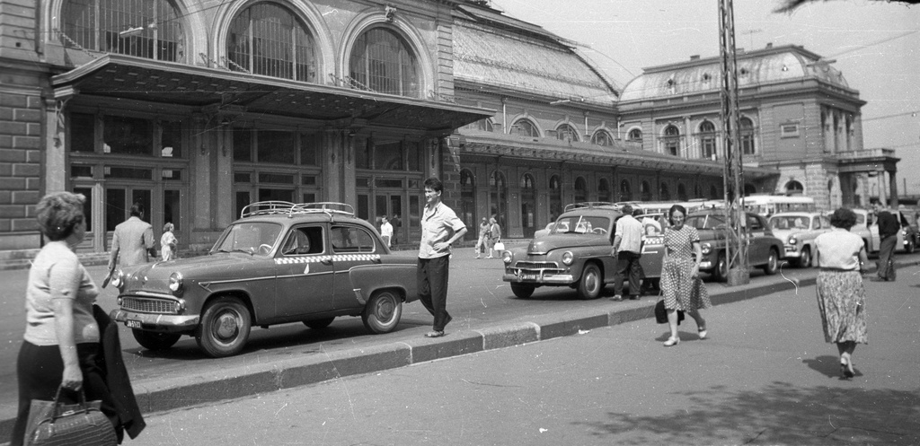 A picture from the photo collection of photographer Sándor Bauer who was the photo reporter of the Hungarian Film Office (belonged to MTI) as of 1946, and the employee of magazine Vendéglátás as of 1957. His legacy is about 20 thousand photos, mainly in negative. - Street view at Keleti (Eastern) Railway Station, Budapest.