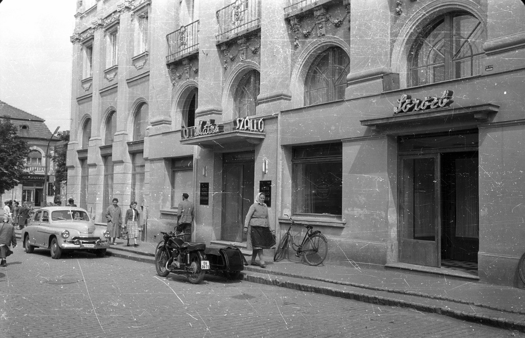A picture from the photo collection of photographer Sándor Bauer who was the photo reporter of the Hungarian Film Office (belonged to MTI) as of 1946, and the employee of magazine Vendéglátás as of 1957. His legacy is about 20 thousand photos, mainly in negative. - Entrance of the Mátra Hotel in Gyöngyös.