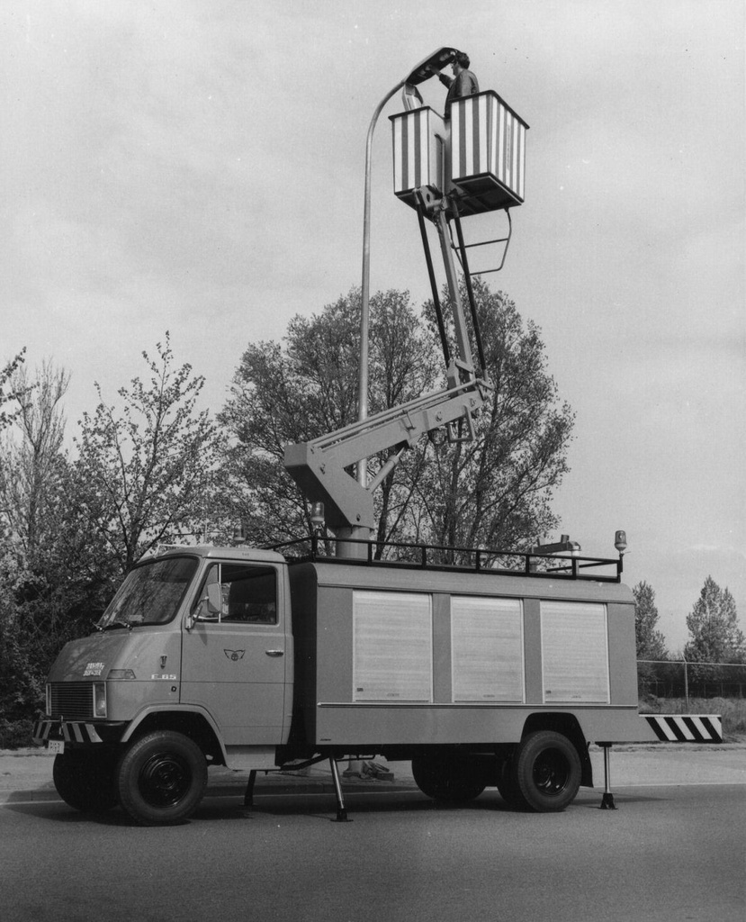 Afbeelding van een Hanomag-Henschel hoogwerker van het G.E.V.U. (Gemeentelijk Electriciteits en Vervoerbedrijf Utrecht) voor de reparatie van lantaarnpalen.