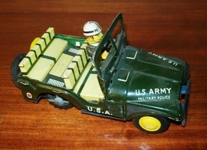 Må være en ret ny årgang af Dodge Jeep ikke en Willy'es. Kan findes i et katalog.

Se endvidere læg i sagsmappen. Grøn militær, gule og røde staferinger. Made in Japan.
Militær politi jeep - m/mp'er ved rattet. - Kulturstyrelsen