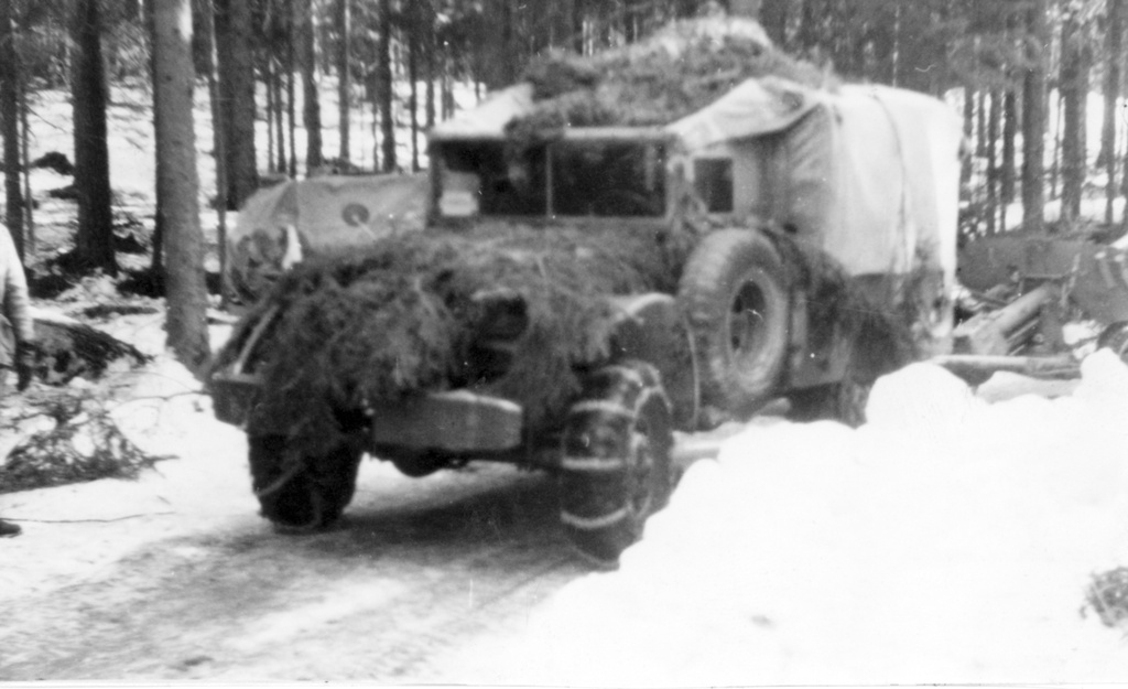 Löjtnanten och fotografen
Sven Olof Ericsson (SO) var verksam vid Södermanlands Pansarregemente P 3 från den 1 oktober 1946 då han ryckte in som volontär. Han slutade med pension som löjtnant vid Södermanlands regemente och Försvarsområde P 10/Fo 43 den 1 april 1989.

SRBA -- Södermanlands Regementes Bildarkiv, Arsenalen.