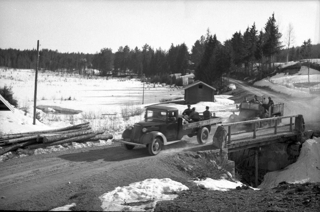 To kjøretøyer med flere menn.
Bakerste bilen kan være en Krupp L2H143 Kfz.70 med tyske WH-skilter (Wehrmacht Heer).