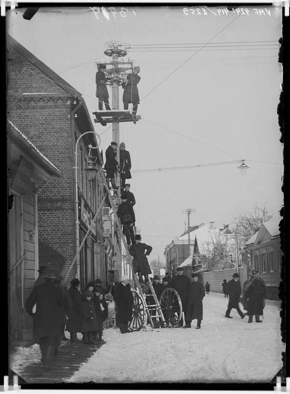 fotonegatiiv, Viljandi, Lossi-Kauba tn nurk, tänavavalgustustööd, 1912, foto J. Riet