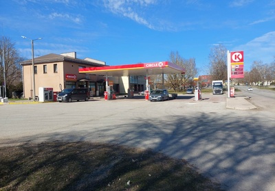 Firma Alexela bensiinijaam Viljandis. rephoto