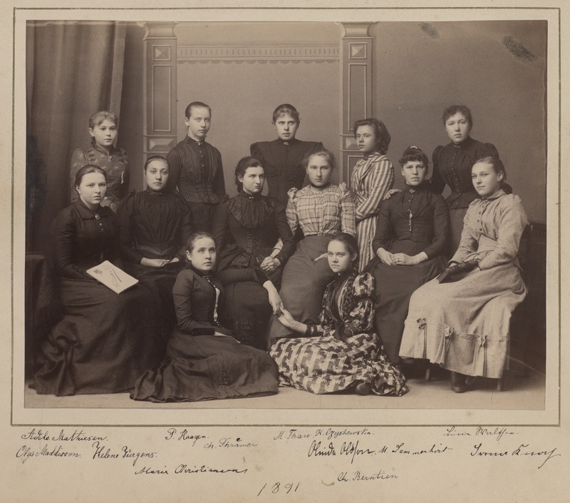 Pärnu Linna Tütarlaste Gümnaasiumi I klassi õpilased