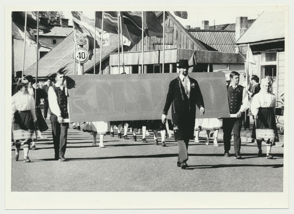 foto, Viljandi rahvatantsupeo rongkäik 1980