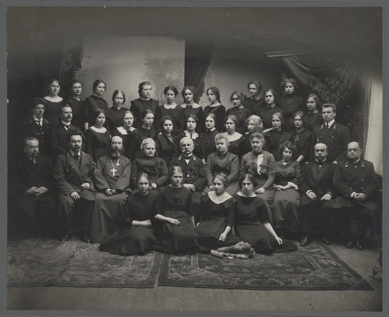 Pärnu Linna Tütarlaste Gümnaasiumi 7a klassi õpilased koos õppejõududega