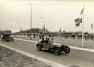Optocht Oldtimers tijdens de opening van het spoorwegviaduct; op deze foto is heel mooi de Lancia Lambda 1925 te zien.  duplicate photo