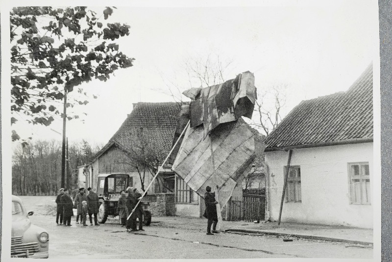 Tormi poolt radiofikatsiooni liinile paisatud plekk-katus.