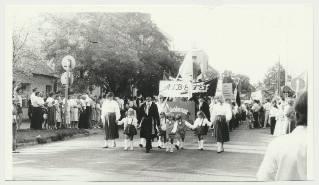 foto, Viljandi, Rahvarinne, rongkäik, 1988 F P.Hunt
