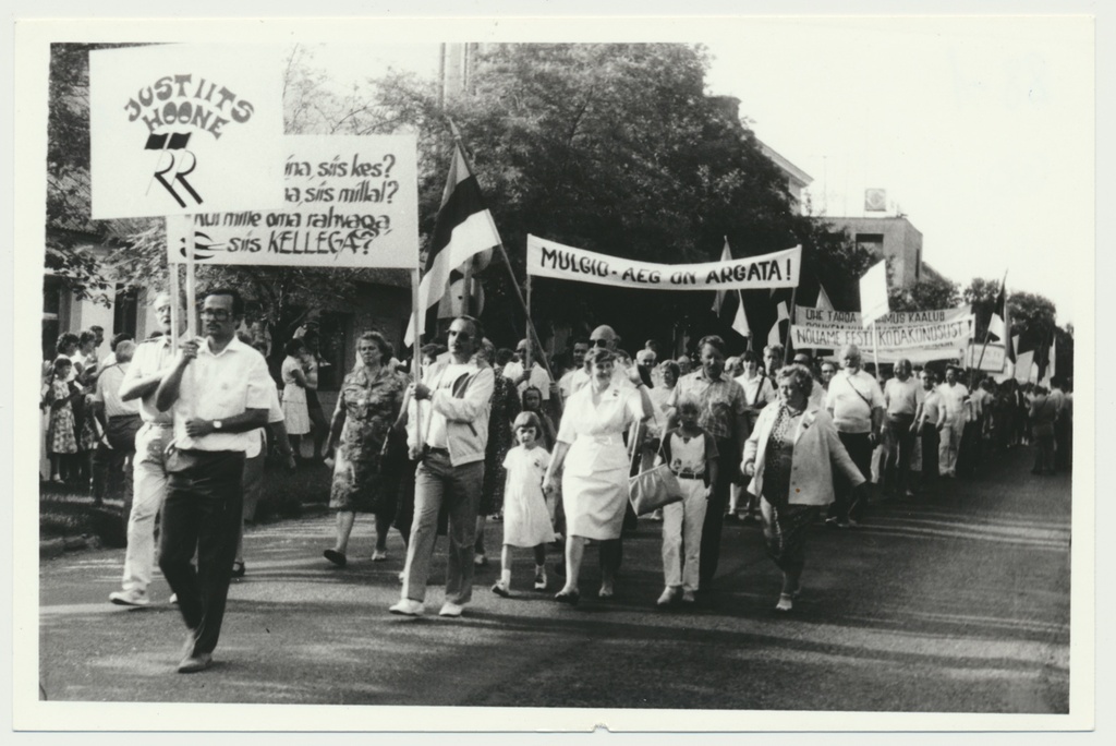 foto, Viljandi, Rahvarinne,rongkäik, 1988 F P.Hunt