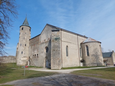 Foto. Vaade Haapsalu toomkirikule ja linnuse vahitornile edelast. Aeg enne restaureerimist 1873 - 1886. rephoto