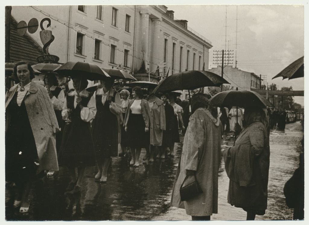 foto, Viljandi rajooni laulupäev, rongkäik, 1960, foto A. Kiisla