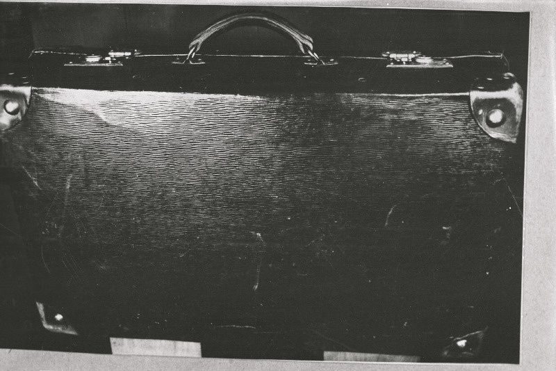 Kohver, millega E. Burm saatis vapsidele Eestisse lõhkeainet ja lendlehti.