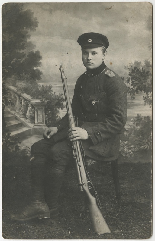 Sõjaväelane püssiga.