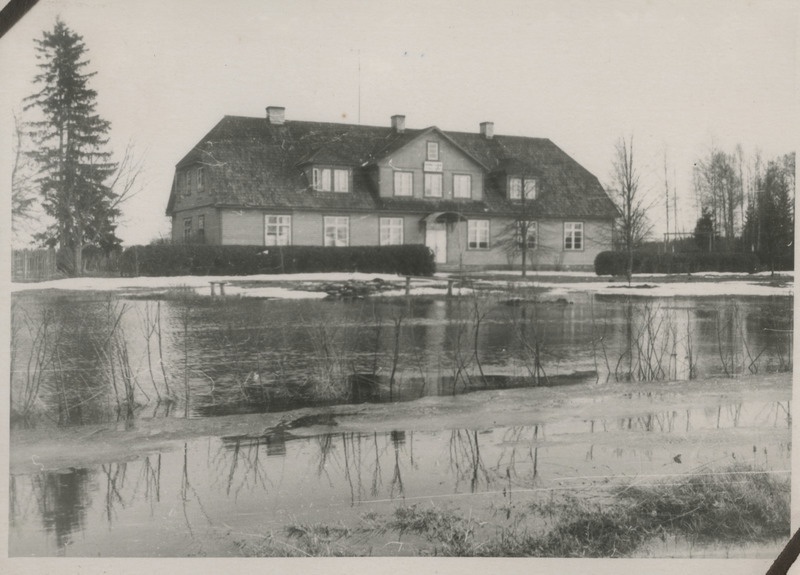 Kevadine üleujutus Samliku koolimaja ees