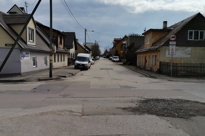 Sassi t vaade (Sassi/Rebase t nurgalt). Sassi t 1 (paremal), seinal firma Vesmaco reklaam; vasakul Sassi t 2. Tartu, 20.09.2010. Foto: Tiia Reisner. rephoto
