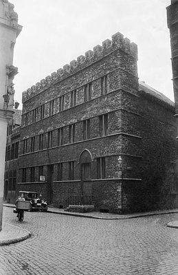 The building "Kleine Sikkel" in Ghent, Belgium (7920627954) - The medieval building "Kleine Sikkel" (Small Sickle) in 2 Nederpolder street in Ghent. The building from the early 13th century was restorded in 1912 when it got its facade in medieval style. 
Medeltidsbyggnaden "Kleine Sikkel" (Lilla Skäran) på gatan Nederpolder 2 i Gent. Byggnaden, från tidigt 1200-tal, restaurerades 1912 och fick då fasaden i medeltidsstil.
Location: Gent (Gand), Oost-Vlaanderen, Belgium, België
Photograph by: Berit Wallenberg 
Date: 28.06.1934
Format: Film
Persistent URL: kmb.raa.se/cocoon/bild/show-image.html?id=16001000100364

Read more about the photo database (in english): www.kms.raa.se/cocoon/bild/about.html  duplicate photo