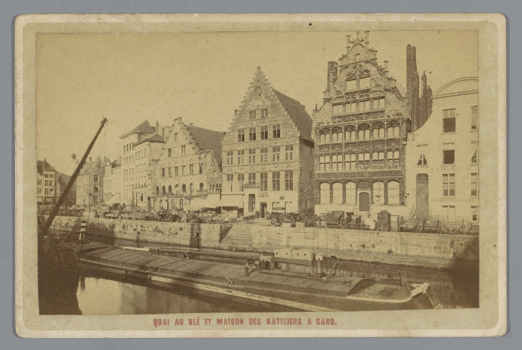 Gezicht op de haven van Gent, Quai au Blé et Maison des Bateliers a Gand