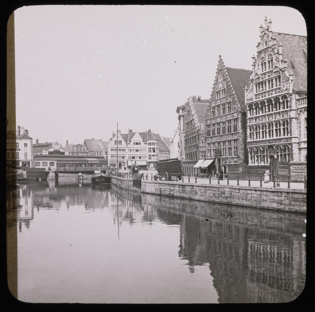 Gand, maison sur le quai aux Rerlies Mazo, E. - Ghent (Belgium). Canal with boats, shore and houses.