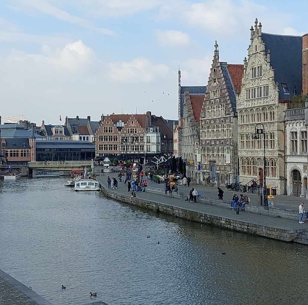 Gand, maison sur le quai aux Rerlies Mazo, E. - Ghent (Belgium). Canal with boats, shore and houses. rephoto