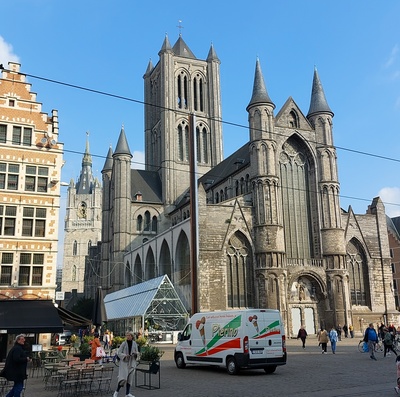Gand, St Nicolas Mazo, E. - Ghent (Belgium). Gothic church, with two circular towers on the facade. Street and houses. rephoto