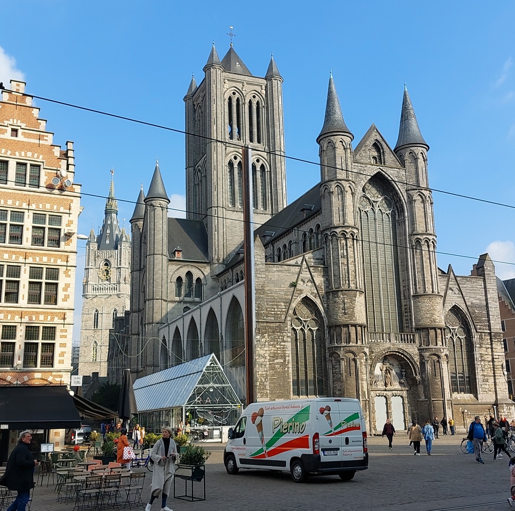 Gand, St Nicolas Mazo, E. - Ghent (Belgium). Gothic church, with two circular towers on the facade. Street and houses. rephoto