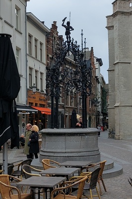 Put van Quinten Metsijs op de Handschoenmarkt in Antwerp, Anvers. - le Puits de Quentin Matsys rephoto