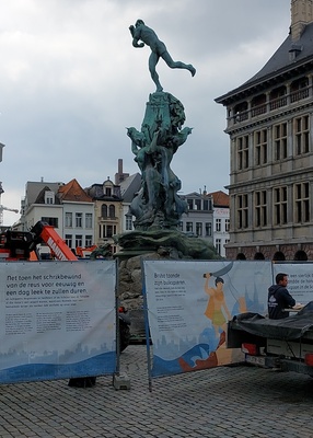 Brabofontein op de Grote Markt in Antwerp, Anvers. - la Fontaine de Brabo à la Grand'Place rephoto