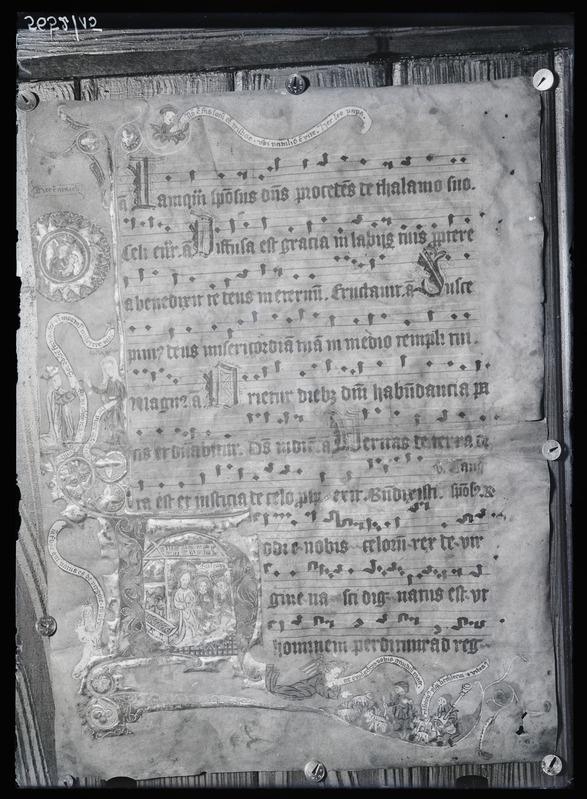 Dokumendi fotokoopia. Illustreeritud noot (neuma) ladinakeelse tekstiga.