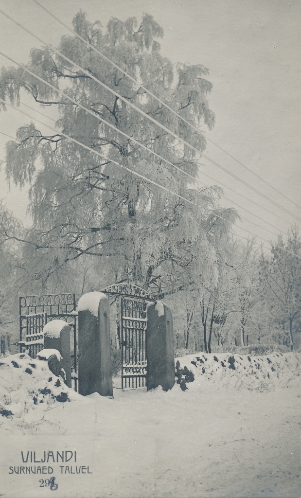 foto, Viljandi, Vana kalmistu (talvel), värav, u 1920, foto J. Riet