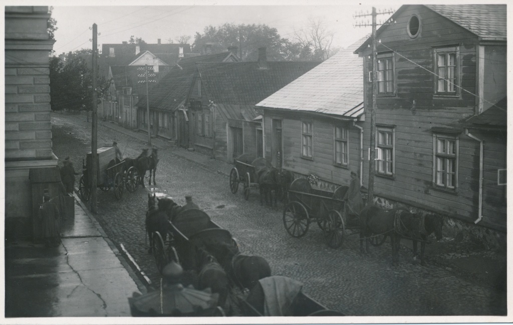 foto, Viljandi, Posti tn, kohtumaja vastaskülg, hobuvankrid u 1910 F J.Riet