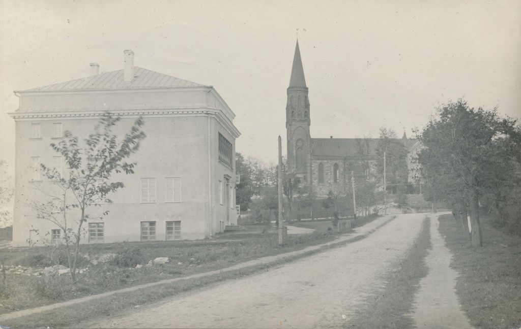foto, Viljandi, Mõisa tee (Hariduse tn) algus, koolimaja, Pauluse kirik u 1932 foto M. Schultz ?