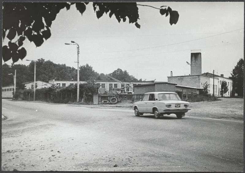 foto, Viljandi, Riia mnt- Reinu tee nurk, TREV- i hooned, 1981, foto E. Veliste