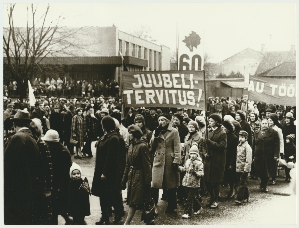 foto, Viljandi, oktoobripühad, rongkäik, 1977, foto L. Vellema