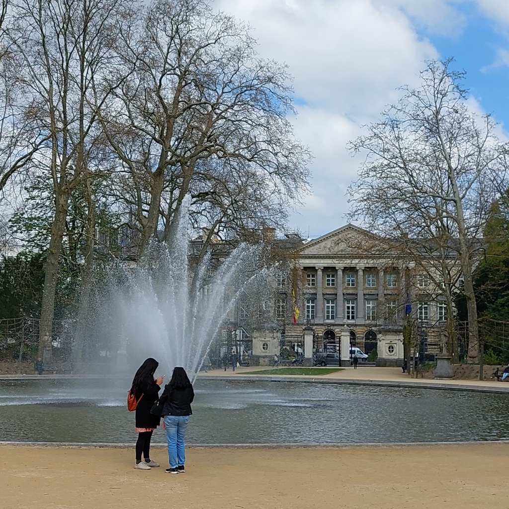 Non-Irish unknown: fountain, with onlookers... is le Parc Brussels rephoto