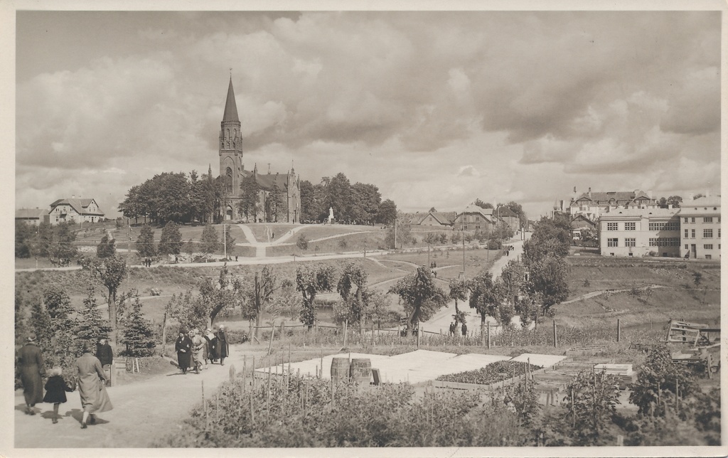 foto, Viljandi, vaade aiandile, Pauluse kirikule, koolile, u 1933, jalutajad, Kirikumäel kapten A.Irv'e samba juures tegevus