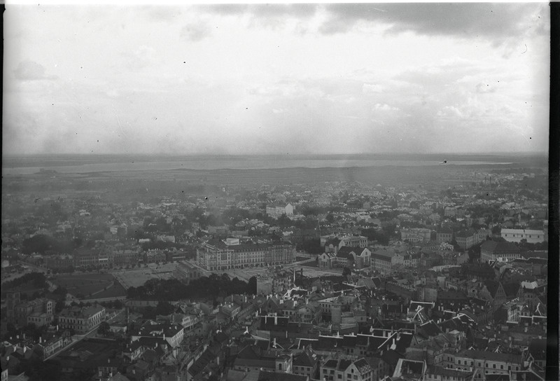 Tallinn, keskel "Estonia" teater. Vaade Oleviste kiriku tornist.