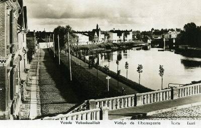 View from the Freedom Bridge to the Kivisilla: Kalda Street, Emajõgi. Tartu, 1930-1935. Photo e. Selleke.